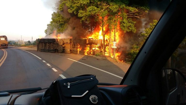 Caminhão sai de pista, tomba e é destruído pelo fogo na BR-153 em Três Arroios Caminhão sai de pista, tomba e é destruído pelo fogo na BR-153 em Três Arroios