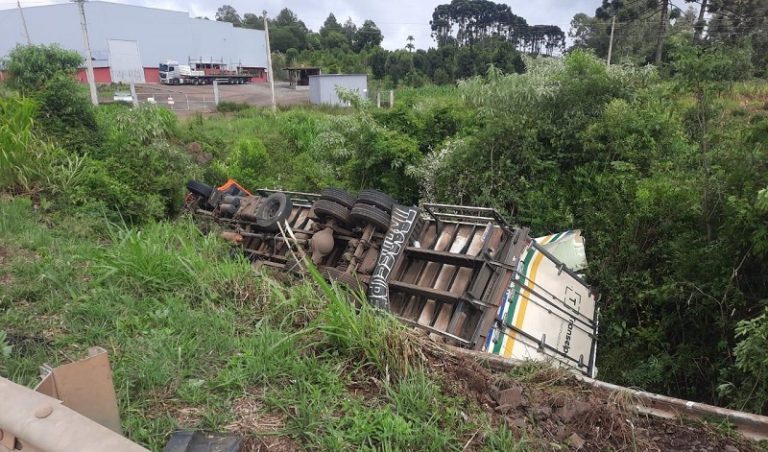 Caminhoneiro fica ferido em acidente na BR 153 em Três Arroios Caminhoneiro fica ferido em acidente na BR 153 em Três Arroios